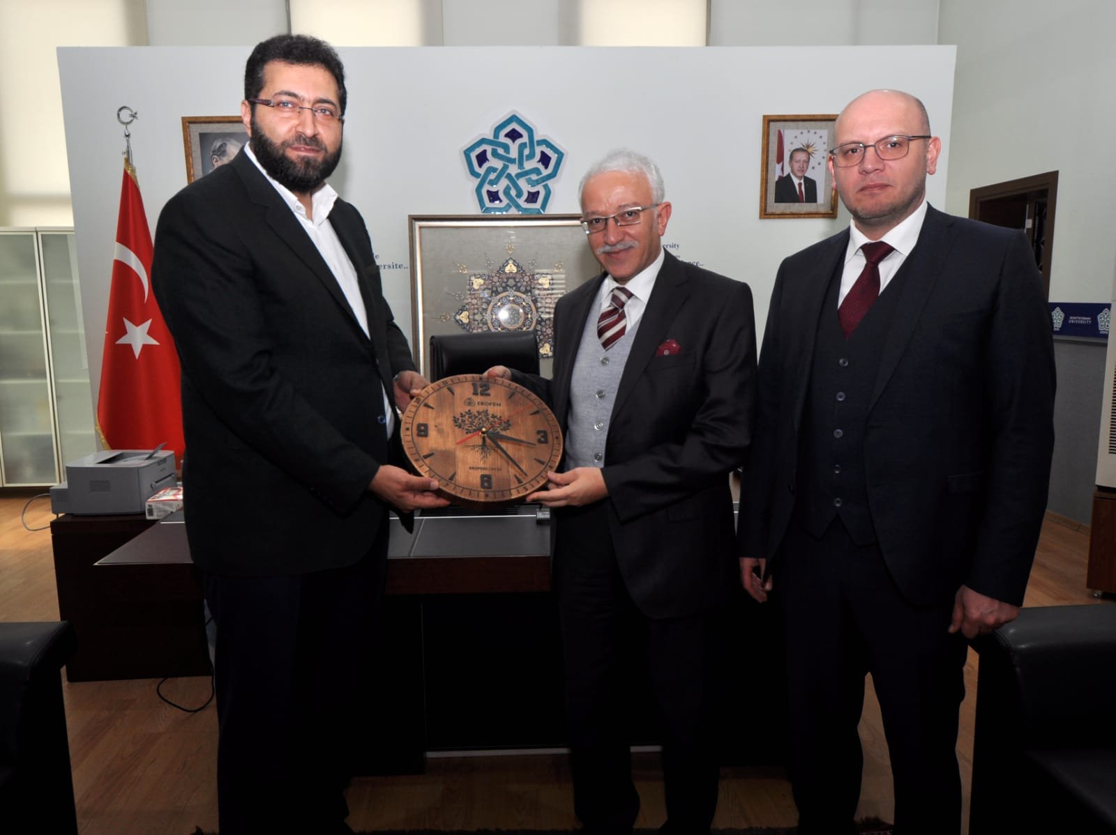 NEÜ; Rektörü Sayın Prof. Dr. Cem ZORLU'yu makamında ziyaret ederek, NEÜ Köyceğiz Kampüsünün Ekobox ile agaçlandırılması istişare edildi.